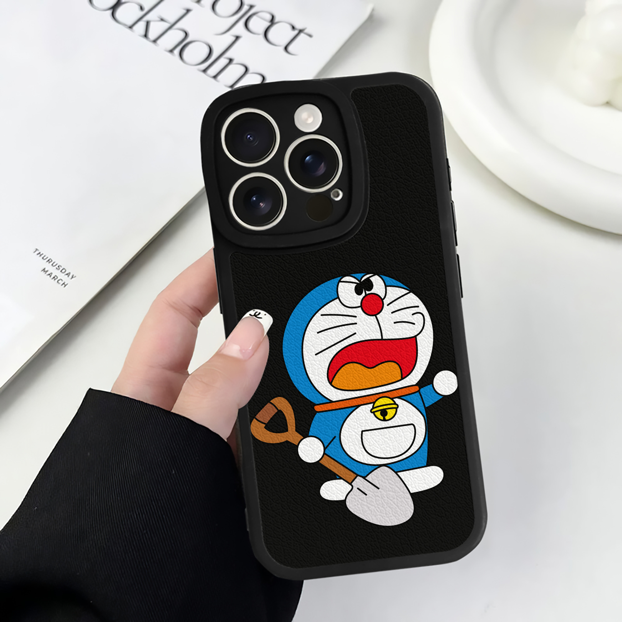 （画像用） ドラえもん Doraemon 【iPhone 16シリーズ対応】シリコンスマホケース（レザー調） 材質：シリコン